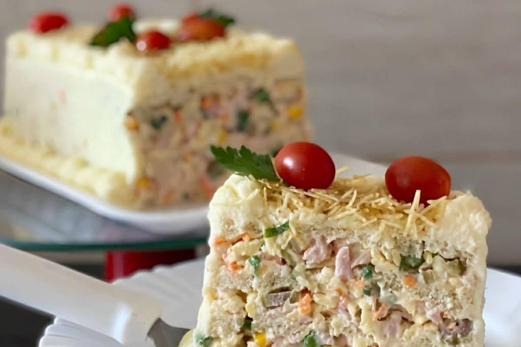 Torta fria de frios feita com pão de forma