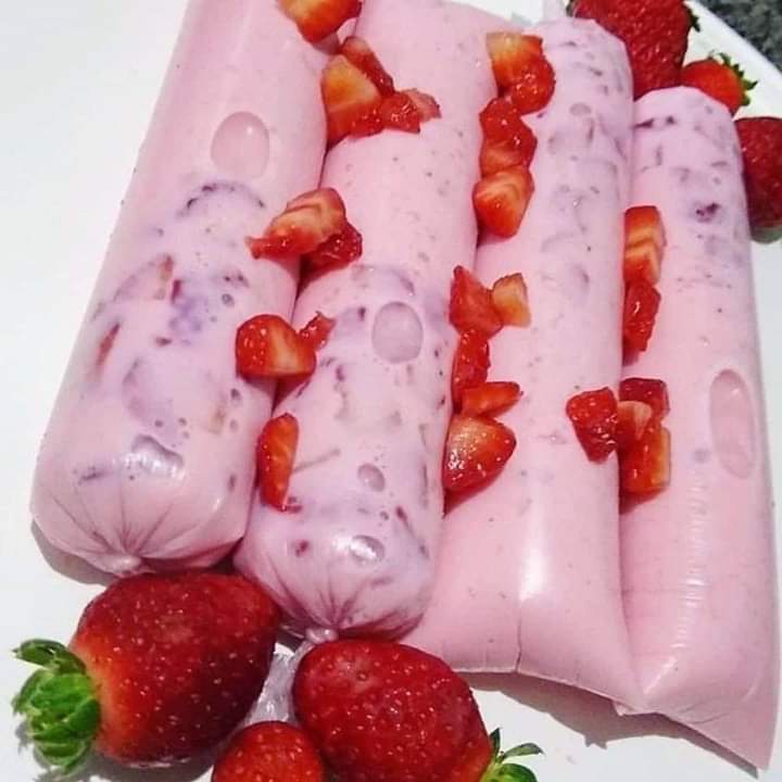 Geladinho de fruta com pedaços de morango