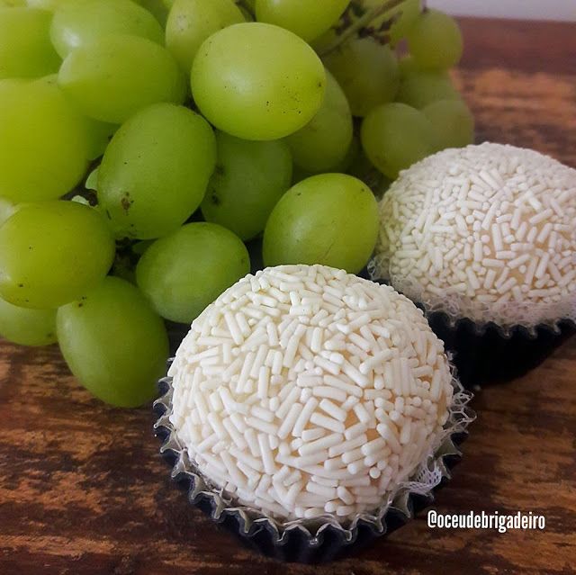 Brigadeiro branco com uva