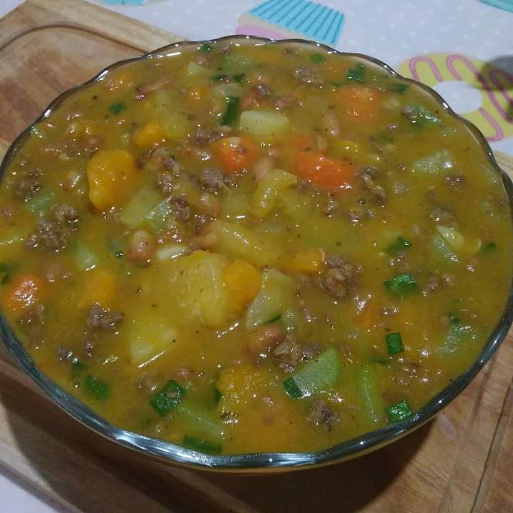 Sopa deliciosa de legumes com feijão